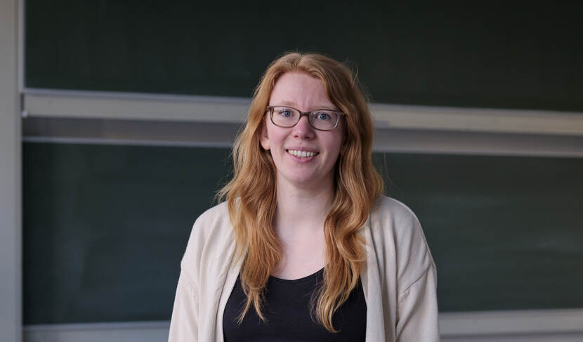 Banner Mirte Kuipers, blond haar en bril,  groene achtergrond van een schoolbord